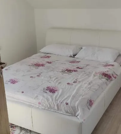 Holiday home E&m Kuca S Bazenom Gradacac