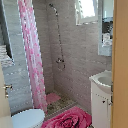 Holiday home E&m Kuca S Bazenom *